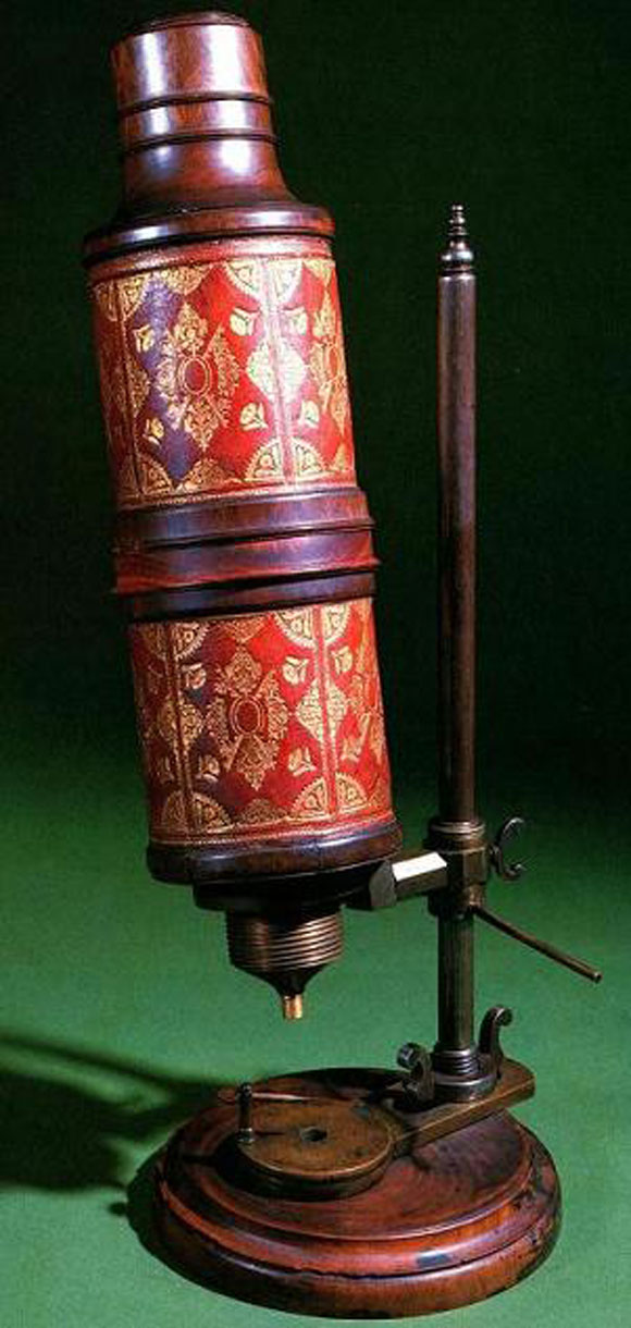 列文虎克用的显微镜(复制品) 下图对比:大约1680年胡克用的复式显微镜
